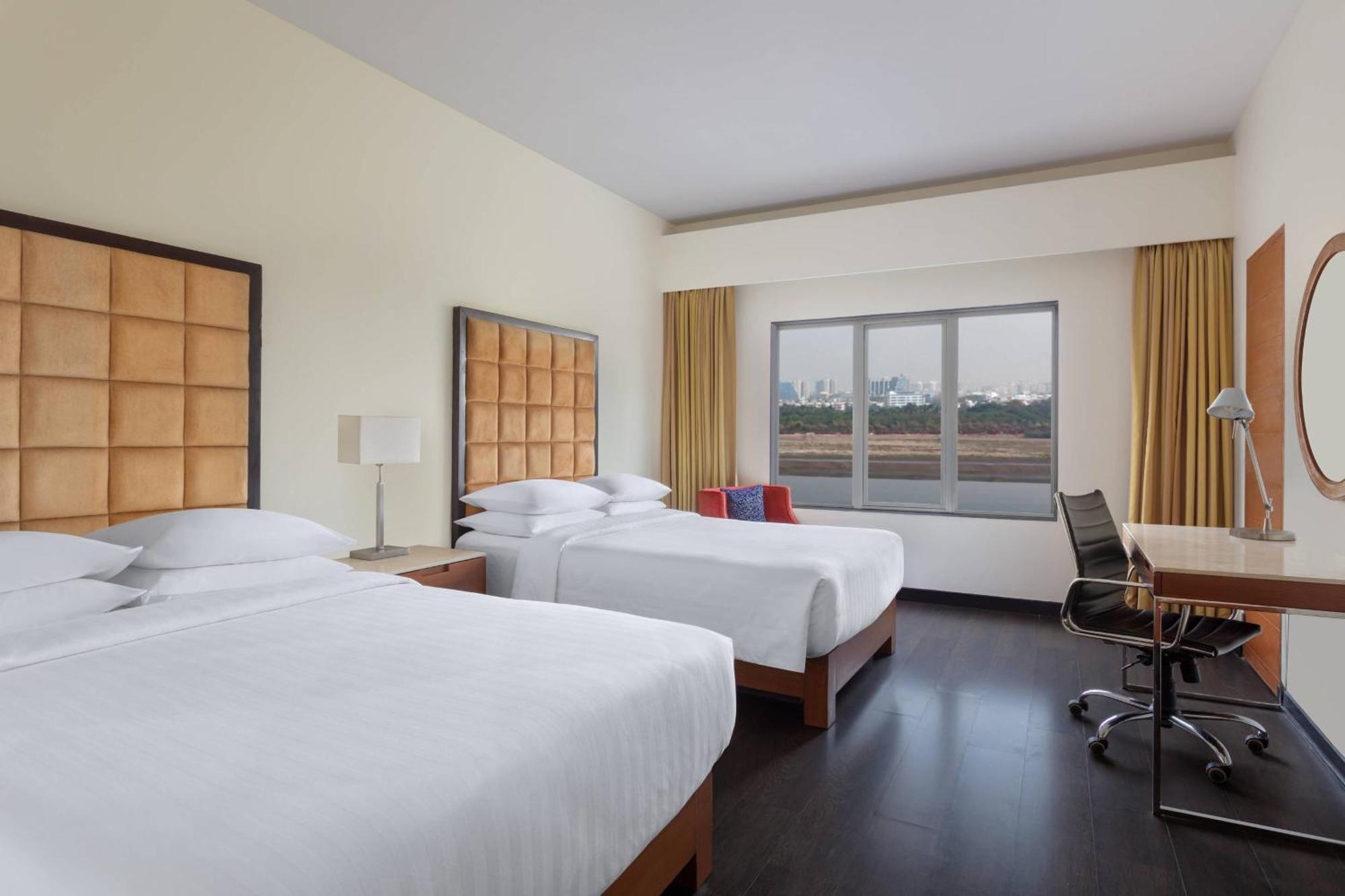 Surat Marriott Hotel Exterior foto