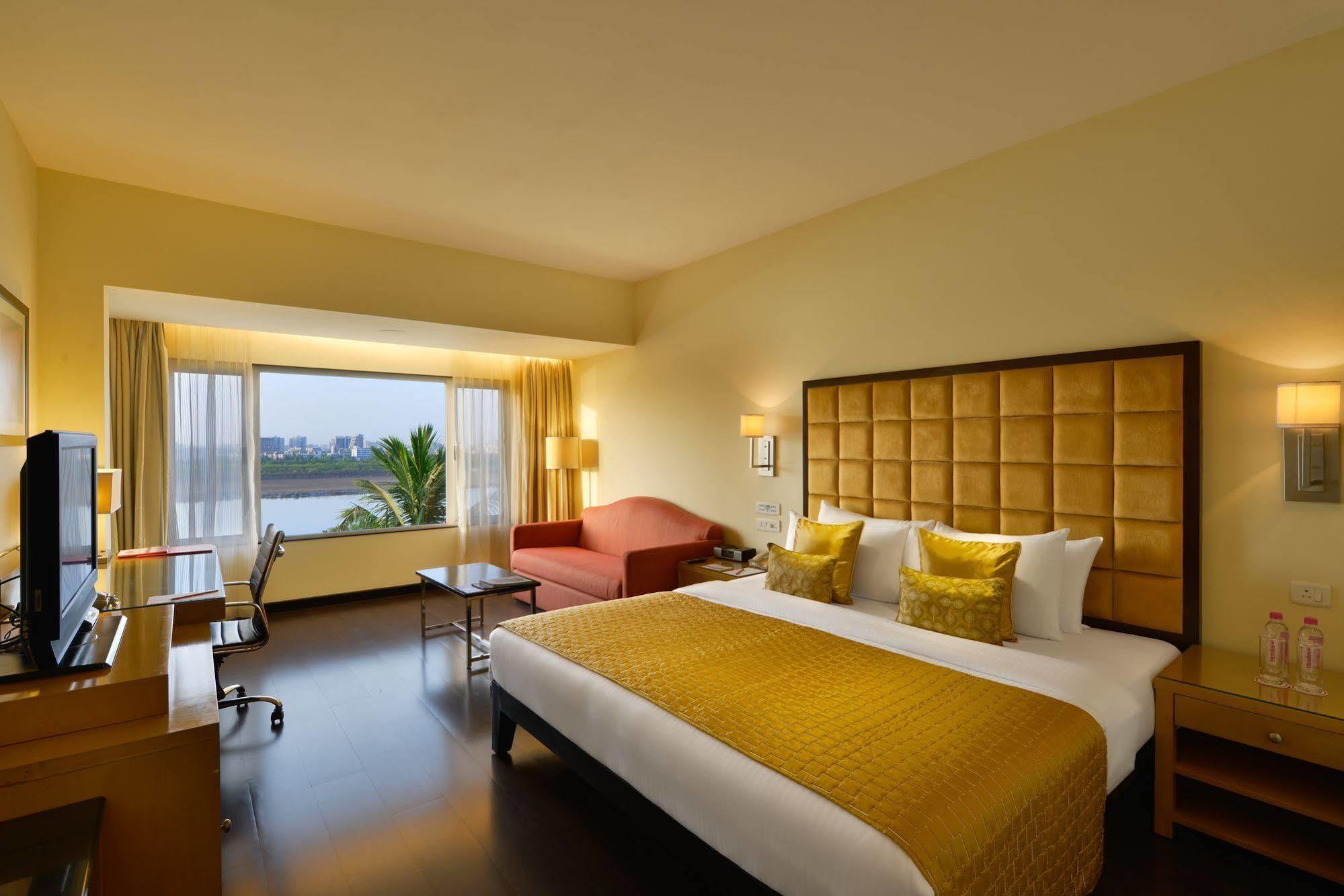 Surat Marriott Hotel Exterior foto
