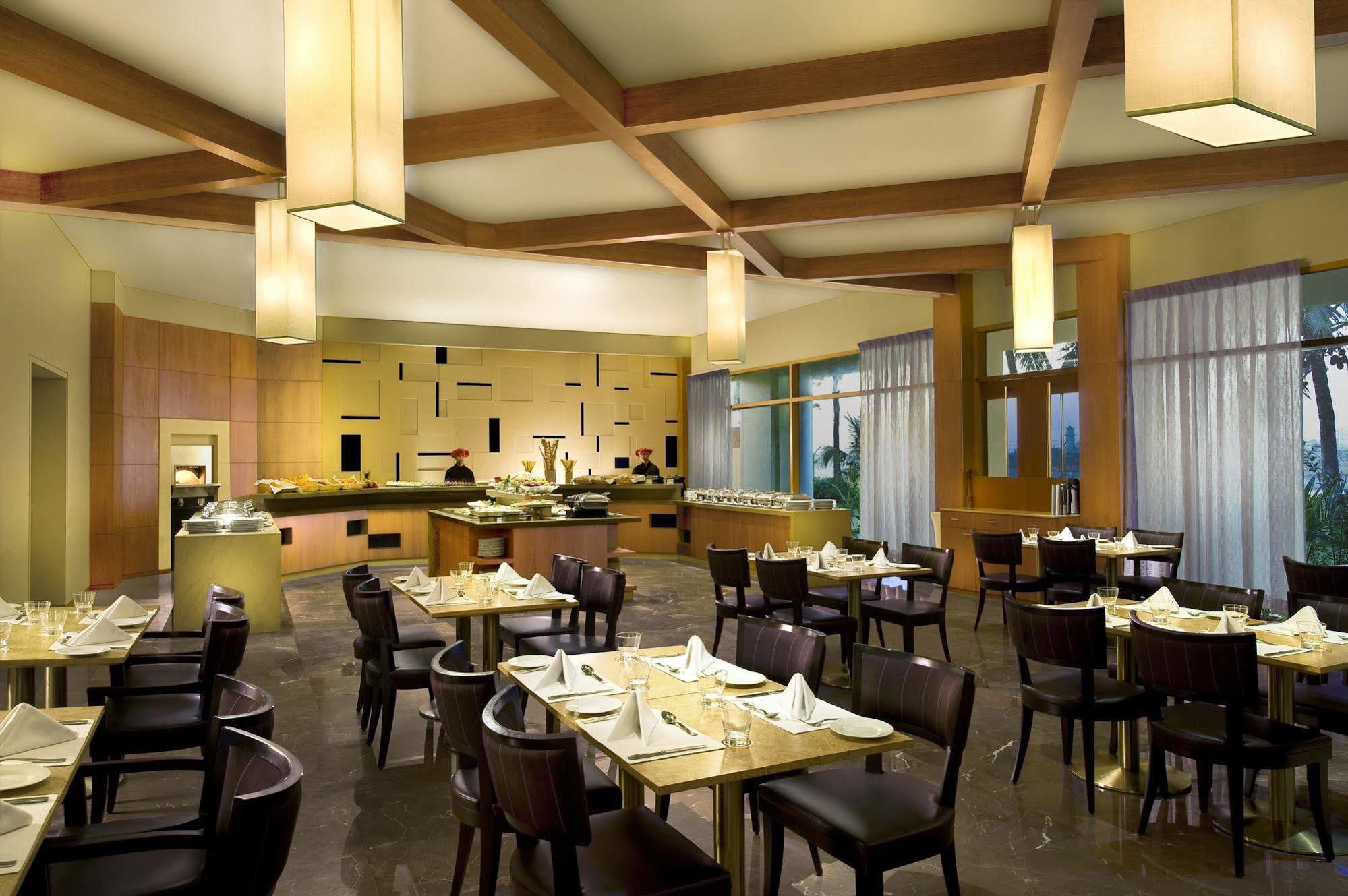 Surat Marriott Hotel Restaurante foto